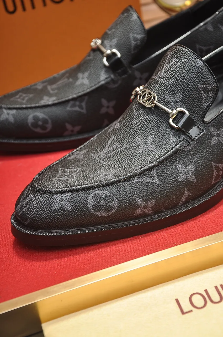 Men's men's shoes 💰460💶 [LV] (all high-end sheep lining) 🍀LV's latest genuine leather business suit shoes are launched simultaneously on the official website. The first-layer cowhide imported from Italy is made of heavy gold, 💥official website 1:1 rubber outsole. Versatile to wear, high-end without losing class, and the color combination is extraordinary. This four-season style is alluring when worn on your feet, showing off your big-name flair. Standard code 38-45 (45 customized)